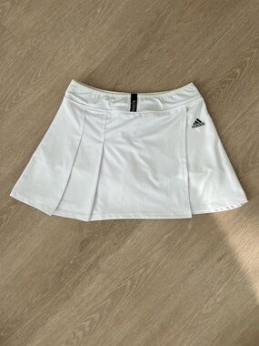 Retro Adidas White Women’s Large Tennis Skort with Pleats and Accent Waistband